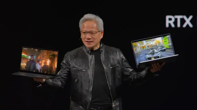 Jensen Huang håller upp två bärbara datorer med spelgrafik på skärmarna. I bakgrunden syns texten "RTX".